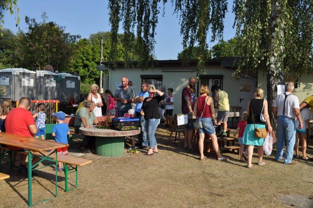 Viele Gäste versammeln sich rund um den Grillplatz der Anlage.