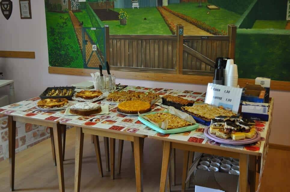 Kinderfest im Kleingartenverein Kuchen und Torten stehen auf einem langen Buffet im Vereinsheim.