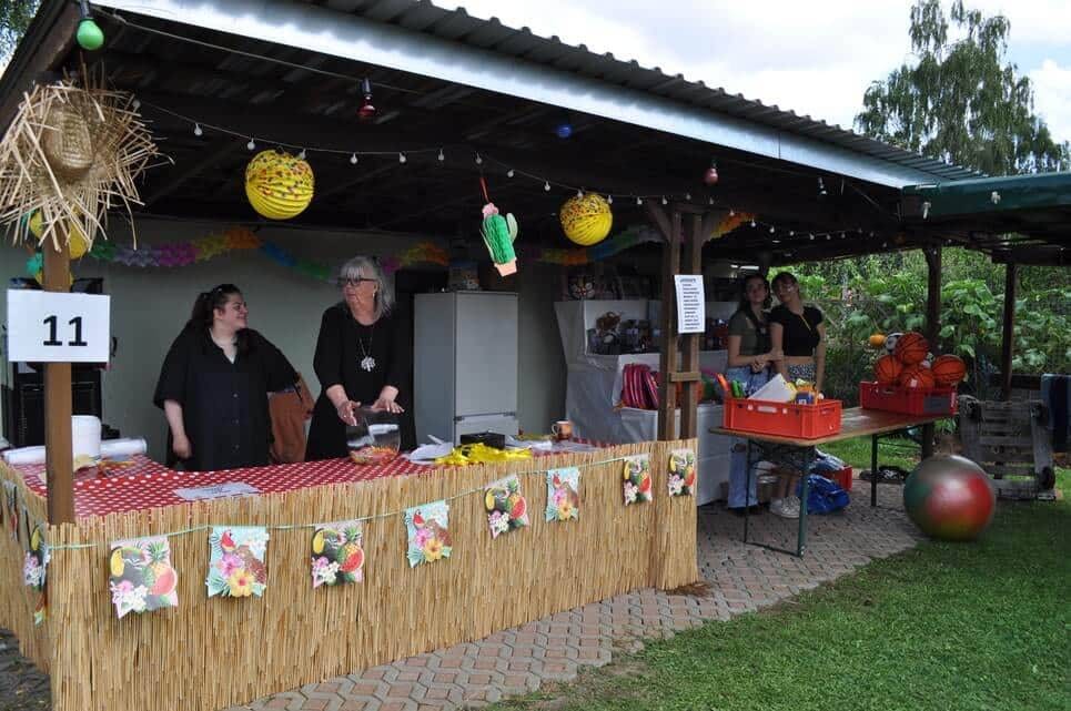 Kinderfest im Kleingartenverein Helfer betreuen einen geschmückten Getränke- und Imbissstand.