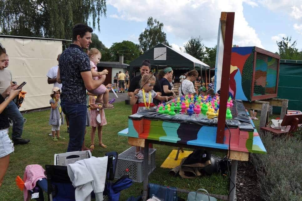 Kinderfest im Kleingartenverein Mehrere Gäste versammeln sich am farbenfrohen Entenangel-Stand.