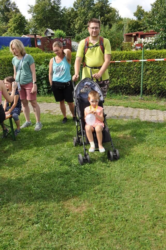 Kinderfest im Kleingartenverein Eine Familie steht mit Kinderwagen auf dem Festgelände.
