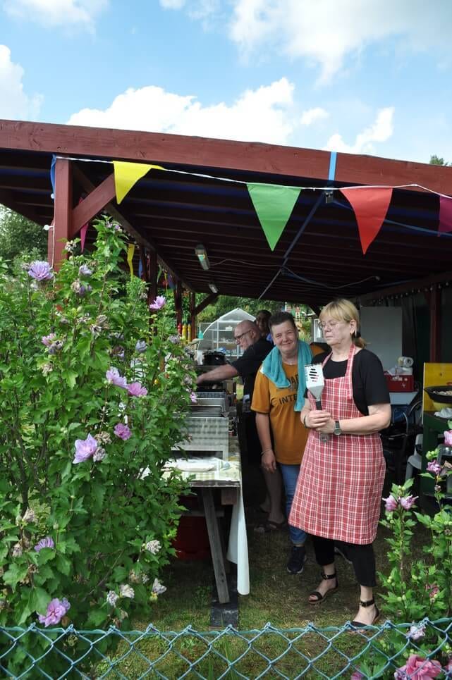 Kinderfest im Kleingartenverein Zwei Helferinnen stehen am geschmückten Eingang des Vereinsheims.