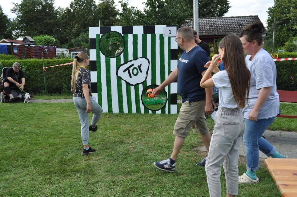 Kinderfest im Kleingartenverein Ein Jugendlicher wirft einen Ball auf die grün-weiße Torwand.